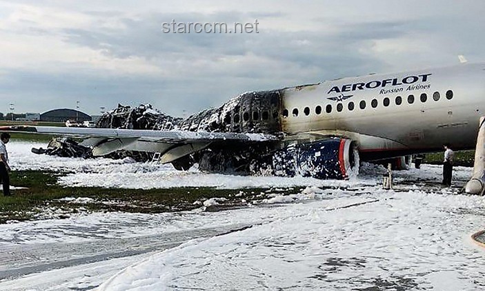 突发航空事故对比：济州航空客机冲出跑道与军机坠机事件深度剖析